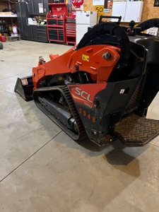 ราคาโรงงาน รถตักล้อยางขนาดเล็ก ASV Kubota SCL1000 รุ่นปี 2026 สำหรับงานหนัก รถตักอเนกประสงค์ขนาดเล็ก ระบบ PLC เครื่องยนต์ดีเซล Euro5 พร้อมปั๊ม - Product Image 3
