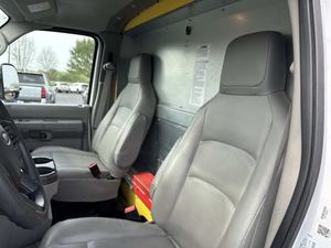 Châssis Ford E-Series E-350 SD Cutaway LB DRW RWD 2024 Blanc Robuste d'occasion avec Pack Équipement, Jantes Acier et Pack Remorquage - Product Image 6