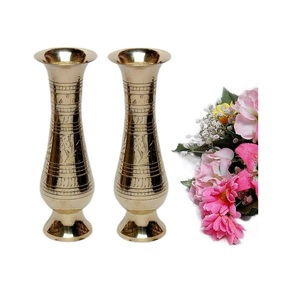 Florero de Mesa de Metal Moderno, Ecológico y Hecho a Mano, Elaborado Exquisitamente con una Mezcla de Arte Tradicional y Elegancia Atemporal - Product Image 1