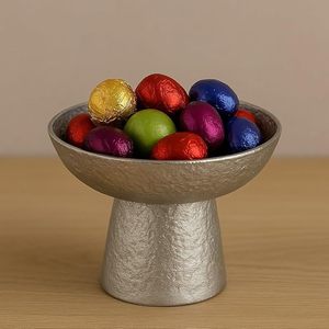 Cuenco de pedestal de aluminio esculpido moderno para fruta y decoración - Product Image 3