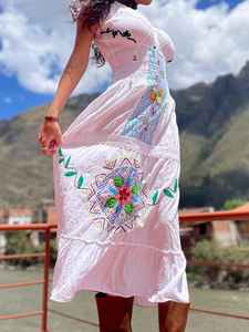 Robe blanche Shipibo faite à la main, robe de cérémonie brodée, tenue de festival ethnique, vêtements traditionnels pour femmes - Product Image 3