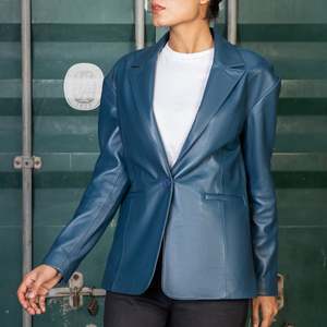 Vestes en cuir personnalisées pour femmes pour l'automne hiver conception solide à col tournant manches longues avec doublure en satin - Product Image 5
