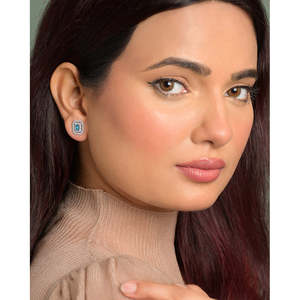 Pendientes Elegantes Plateados con Diamantes de Corte Esmeralda y Corte Pera, Oro de 18K, Forma Geométrica, Joyería Moderna para Compromiso - Product Image 3