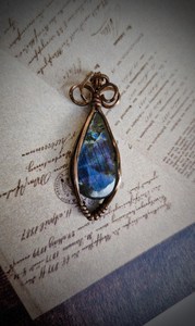 Pendentif géométrique en cuivre labradorite avec fil flash multicolore violet fait à la main Collier de pierres précieuses de style antique - Product Image 6