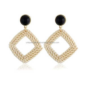 Boucles d'oreilles en bois de déclaration Boho faites à la main en rotin naturel en tricot de paille boucles d'oreilles à la mode élégantes - Product Image 5