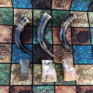Vente chaude qualité d'exportation de Viking corne à boire shotglass Style médiéval véritable corne de boeuf ensemble avec support de corne - Product Image 4