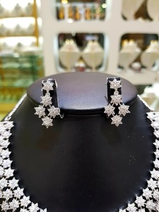 Collar de diamantes de moissanita completamente blanco con pendientes Hermoso collar de diamantes con pendientes Regalo de joyería personalizado para ella - Product Image 3