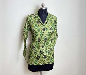 Chemise en coton imprimé Ikat vert pour femme Chemise à manches longues à motif Ikat vert pour femme - Product Image 1