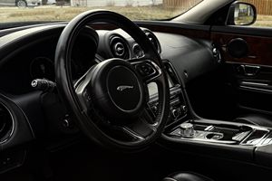 สภาพดีเยี่ยม รถมือสอง Jaguar XJ R-Sport ปี 2018 - Product Image 2