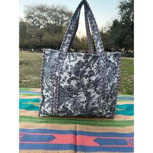 Bolsa de Mano Reversible Extra Grande de Algodón Acolchado, Diseño Gardenia en Blanco y Gris, Resistente, para Compras, Fin de Semana - Product Image 2