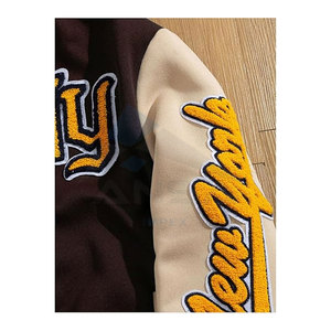 Veste bomber universitaire pour homme tendance avec patchs lettres, panneaux bicolores, col baseball, bordure rayée, marron doux et kaki - Product Image 3