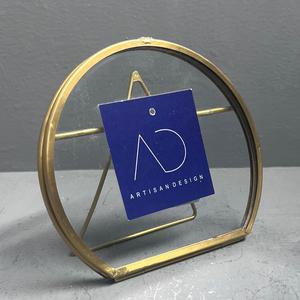 Ensemble de 2 cadres photo décoratifs de table, forme ronde, design unique avec finition en laiton - Product Image 5