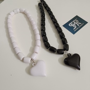 Collier en résine artisanal chic blanc et noir avec fermoir magnétique, pendentif cœur, perles épaisses, modèle et style ange pour femmes - Product Image 2