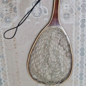 Épuisette de pêche à la mouche d'extérieur avec cadre en bois et filet en caoutchouc, outil de capture de truites à lancer à la main - Product Image 1