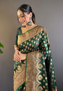 Saree de seda Banarasi Katan verde oscuro con exquisito tejido Zari perfecto para bodas festivales y tradicionales - Product Image 2