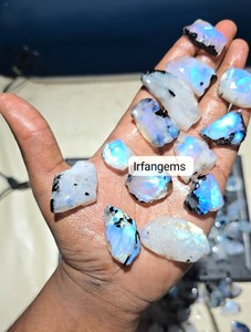 100% Natural Rainbow Moonstone Slice Cristal pulido Precio al por mayor Lote Piedra lunar Piedras preciosas sueltas Precio al por mayor Lote - Product Image 4