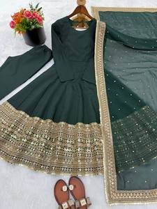 Traje Anarkali Tradicional con Bordado Intrincado para Bodas y Fiestas - Product Image 4