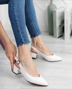 Zapatos de Mujer Negros con Tira Trasera, Tacón Bajo de 3 cm, Serie 40-43, Hechos en Turquía - Product Image 1