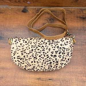 Bolso de pecho hecho a mano de cuero genuino con estampado de animales para mujer, bolso de hombro deportivo de Ciclismo de piel de vaca occidental para mujer - Product Image 5