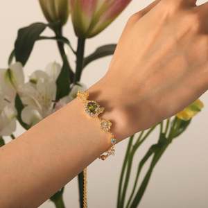 Bracelet jonc Jeulia en acier inoxydable plaqué or, motif papillon et fleur, style vintage classique, cadeau idéal - Product Image 6