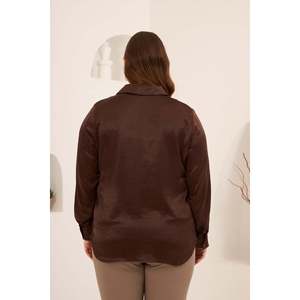 Blusa de Mujer Talla Grande con Estampado de Piedras Marrones y Efecto Satinado RMG - Elegante Blusa Holgada de Primavera/Verano para Uso Diario - Product Image 5