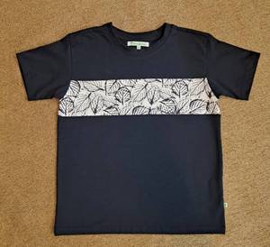 Tissu en coton doux couleur bleu marine col rond et demi-manches T-shirt avec panneau de feuille avant pour garçons personnaliser la taille - Product Image 1