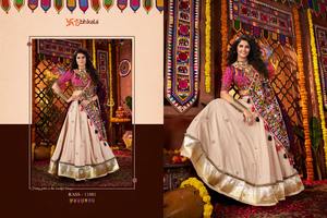 Lehenga Choli moderne simple de longueur au sol spécial Navratri avec dentelle pour femmes, catalogue d'automne, prix de gros à Surat - Product Image 3