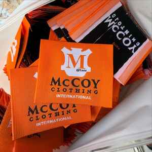 100 étiquettes tissées de vêtements de haute qualité tissu de vêtement de marque personnalisée avec Logo 2x5cm pli d'extrémité/pli central bord découpé au Laser - Product Image 4