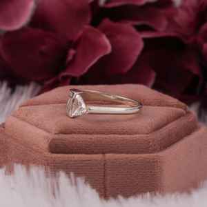 Anillo de compromiso de diamante de corte trillón, joyería hecha a mano, solitario con anillo de acento, anillo de regalo de aniversario, anillo de oro blanco - Product Image 5