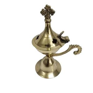 Quemador de incienso de latón dorado brillante hecho a mano de Metal de la mejor calidad Diseño elegante Incienso Pooja Ware - Product Image 1