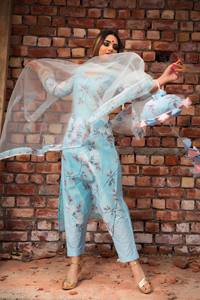 ENSEMBLE PANTALON KURTA EN COTON SATIN MODAL CHANDERI BLEU PIVOINE avec FILET DOUX DUPATTA TAILLE NATURELLE IMPRIMÉ FLORAL STYLE CASUAL - Product Image 3