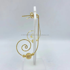 Boucles d'oreilles florales élégantes en plaqué or sterling avec pierre de perle Charme classique féminin pour mariage ou fête Cadeau - Product Image 2