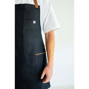 Delantal de Barista de Mezclilla Negra de Alta Calidad con Tirantes Cruzados, Reutilizable para Uso Comercial y de Jardinería, con Logotipo Bordado - Product Image 6