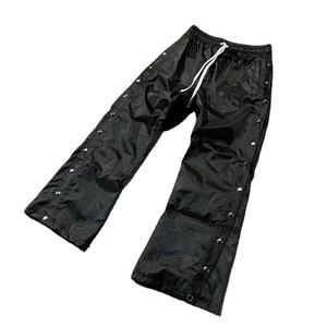 Ensemble de survêtements unisexe personnalisé coupe oversize en nylon coupe-vent pour l'automne, avec pantalon à taille élastique et imprimé tricoté réfléchissant noir - Product Image 1