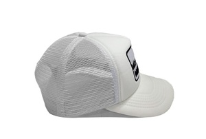 Casquette de camionneur en mousse blanche à 5 panneaux en gros avec patch tissé de style urbain et fermeture en plastique réglable, casquette streetwear urbaine - Product Image 3
