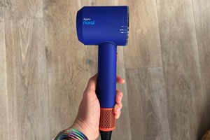Envoltura de aire DYS0N estándar pura i.d. Secador de Pelo Supersonic Nural Multi-Estilizador 6 en 1 para Cabello Liso, Ondulado y Rizado con 3 Temperaturas y Función de Aire Frío - Product Image 4