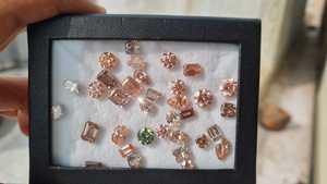 ต่างหูหมั้นเพชรปลูกในห้องปฏิบัติการ 1 ตันสีชมพูสีเขียวผสมสีเพชรหลวม - Product Image 2