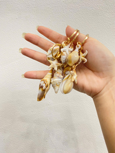 Porte-clés artisanal en coquillage naturel, souvenir de voyage - Product Image 3