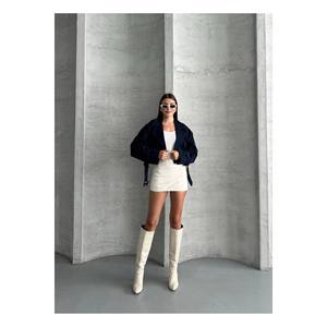 Trench corto doppiopetto da donna con dettaglio cintura elegante - Product Image 6