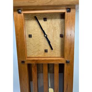 MARVELOUS; el reloj de mesa de madera añade un sentido de sofisticación sin ser demasiado llamativo ni deslumbrante. - Product Image 2