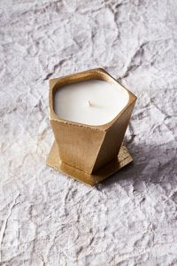 Portavelas Moderno de Metal Dorado para Habitaciones Minimalistas que Ofrece un Aspecto Limpio y Elegante con Luz de Vela - Product Image 3