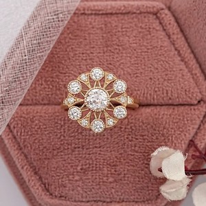 แหวนเพชรมอิสซาไนท์ทรงกลมสไตล์วินเทจประดับเพชรเม็ดเล็กๆสีเหลืองทองปรับแต่งแหวนเพชร - Product Image 1