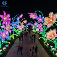Lanterne forestière aux motifs d'insectes fantastiques pour les festivals et les jardins botaniques, avec conception et installation sur mesure tout-en-un