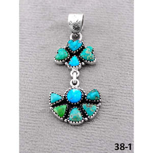 Pendentif Turquoise Fait Main du Sud-Ouest, Émeraude de la Vallée avec Sertissage à la Française en Argent Sterling, Breloques Taille Émeraude - Product Image 1