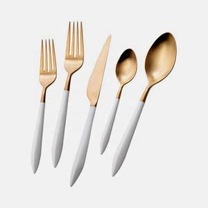 Elegante juego de cubiertos de acero inoxidable pulido dorado con mango de resina blanca juego de cubiertos de alta calidad para el hogar - Product Image 1