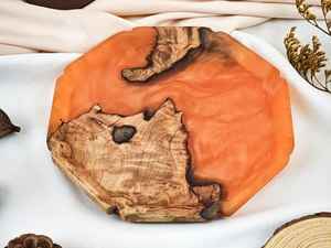 Elegante plato de madera y resina, mezcla de encanto natural con estilo moderno, perfecto para servir, cenar o exhibir. - Product Image 3