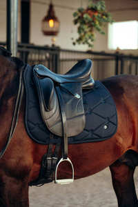 Tapis de Selle de Dressage Laurel Bleu Marine Foncé Style Jumping avec Rembourrage en Coton et Doublure en Tissu - Product Image 3