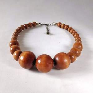 สร้อยคอไม้สักน้ำหนักเบา พร้อมงานแกะสลักนางฟ้าทำมือและศิลปะแกะสลักสมัยใหม่ ของสะสม - Product Image 5