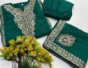 Nouvelle collection de créateurs Travail de séquence de Georgette lourde et broderie Zari avec dessus de travail en diamant et palazzo avec Dupatta - Product Image 5