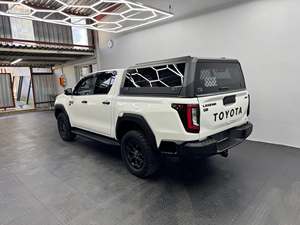Toyota Hilux Travo Overland 2.8 Diesel Turbo Automatique 2025 d'occasion, sièges en cuir, barres de toit en alliage d'aluminium, pneus R19 - Product Image 5